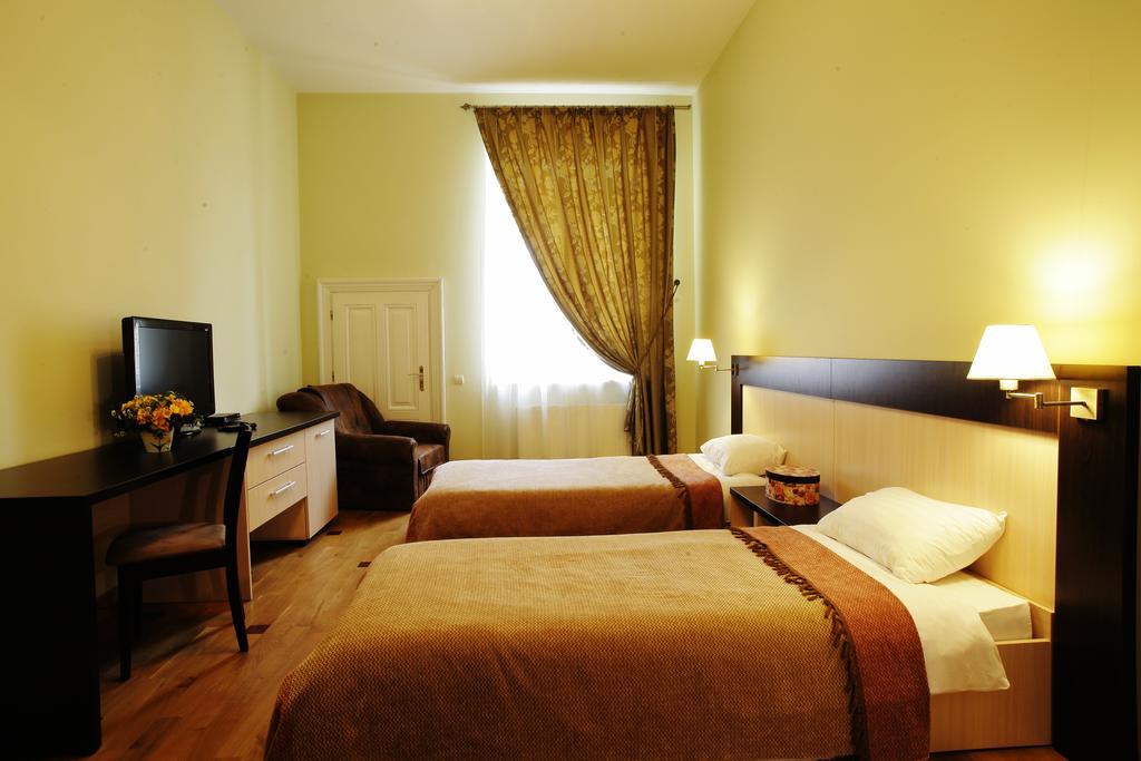 Mini-Hotel Under The Roof Liov Exterior foto