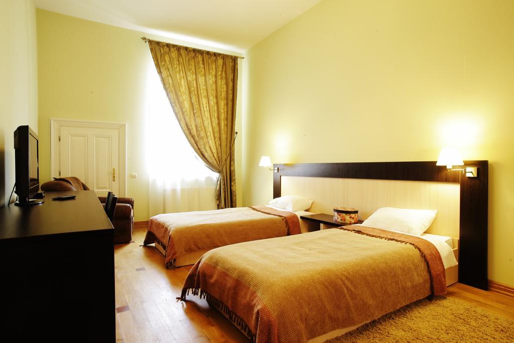Mini-Hotel Under The Roof Liov Exterior foto