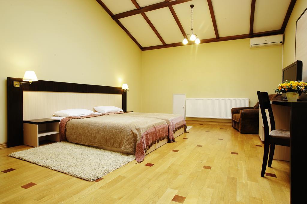 Mini-Hotel Under The Roof Liov Exterior foto