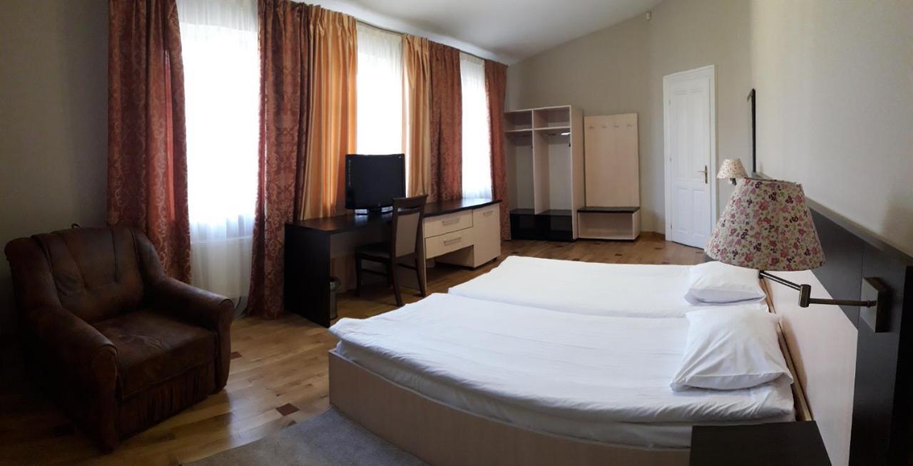 Mini-Hotel Under The Roof Liov Exterior foto